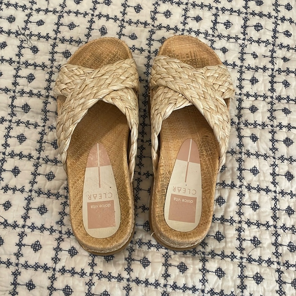 Excellent condition Dolce Vita slide. Raffia size 8.5